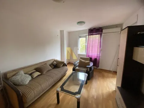 Izdavanje, dvosoban stan, 43m², Centar, Novi Sad