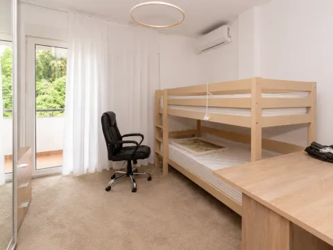 Rent, three bedroom apartment, 200m², Gorica C, Podgorica - image 13