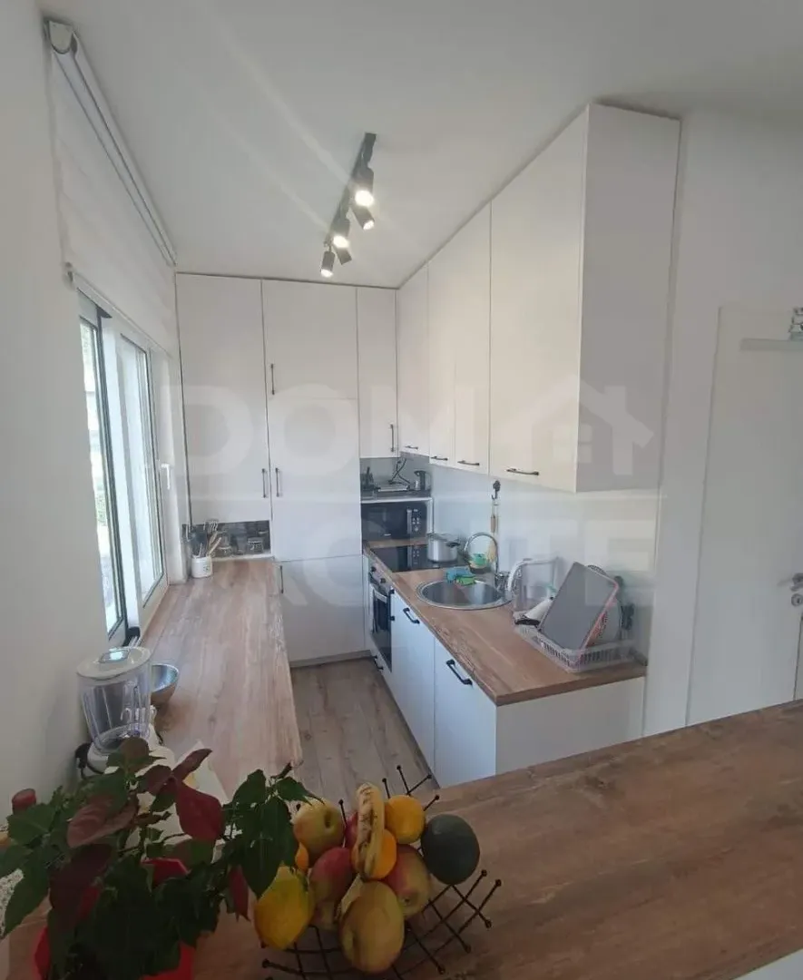 Izdavanje, trosoban stan, 100m², Tivat, Crna Gora