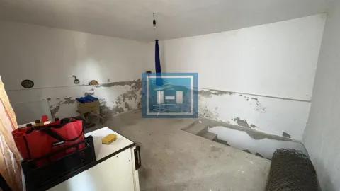 Prazna prostorija u kući sa ogoljenim zidovima i stepeništem u podu. - image 16