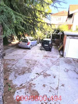 Dvorište sa parking prostorom i garažom ispred kuće. - image 14