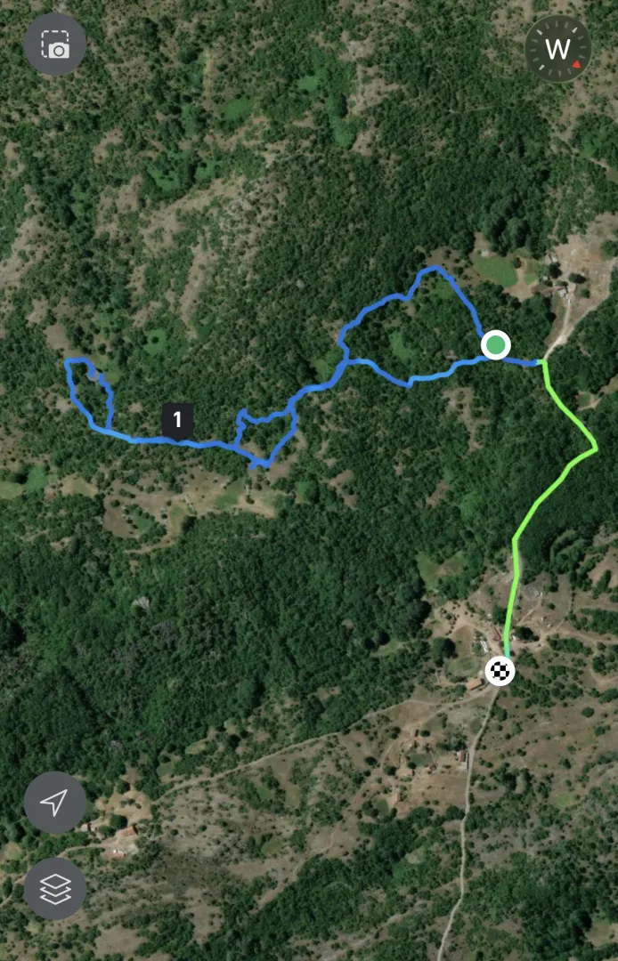Satelitski snimak terena sa ucrtanim stazama i lokacijom.