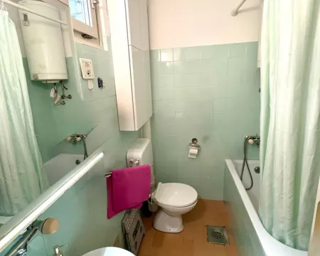 Manje kupatilo sa kadom, toaletom i umivaonikom u starijem stilu. - image 4