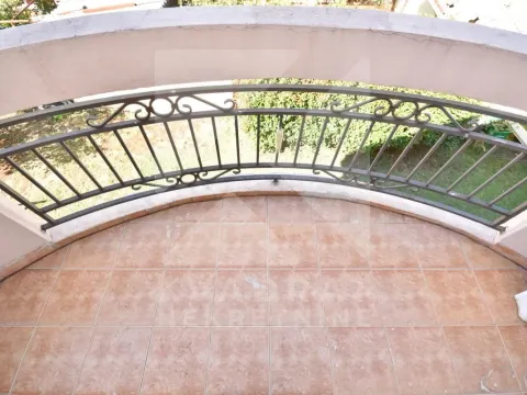 Izdavanje, četvorosoban stan, 160m², Tološi, Podgorica - image 26