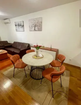 Dnevni boravak sa trpezarijskim stolom i stolicama. - image 3
