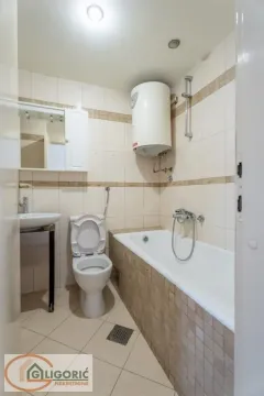 Manje kupatilo sa kadom, wc šoljom i umivaonikom. - image 17
