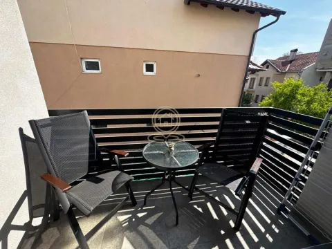Manji namešteni balkon sa stočićem i dve stolice. - image 8