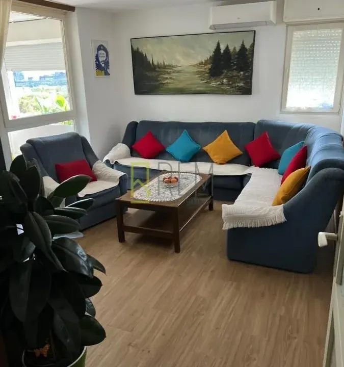 Prodaja, dvosoban stan, 77m², Blok 5, Podgorica