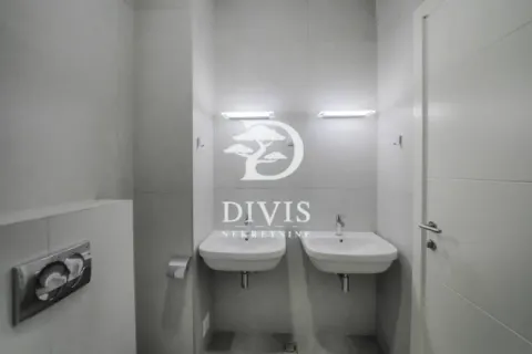 Moderno opremljeno kupatilo sa dva umivaonika i sivim pločicama. - image 4