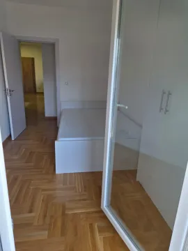 Nameštena spavaća soba sa krevetom i ormarom. - image 4