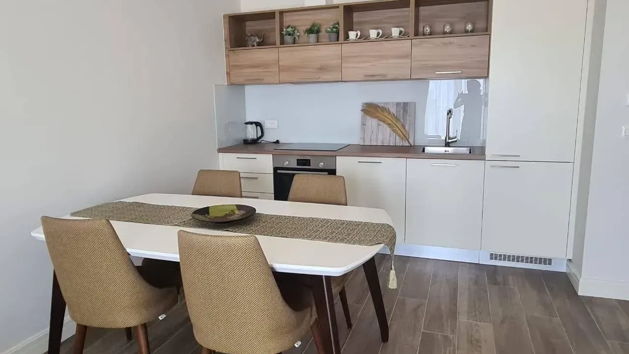 Izdavanje, jednosoban stan, 54m², Luštica Bay, Tivat