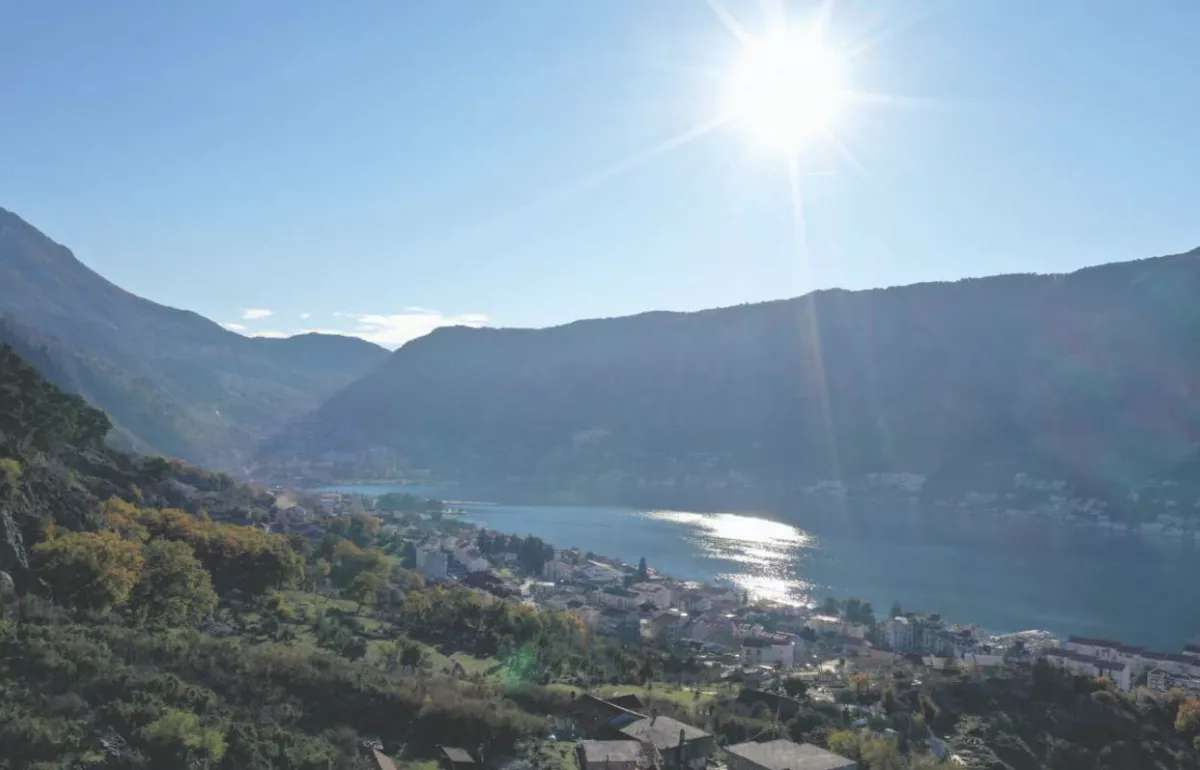 Pogled na zaliv i okolne planine sa sunčanog mjesta.