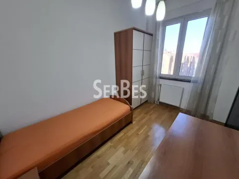 Manja spavaća soba sa krevetom, ormarom i prozorom. - image 15