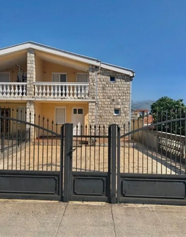 Izdavanje, kuća, 200m², Stari Aerodrom, Podgorica