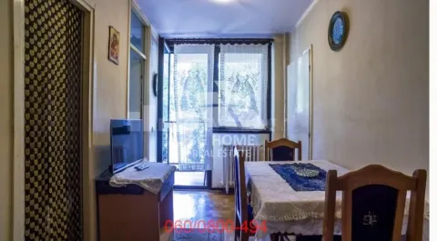 Dnevna soba sa trpezarijskim stolom i izlazom na terasu. - image 3