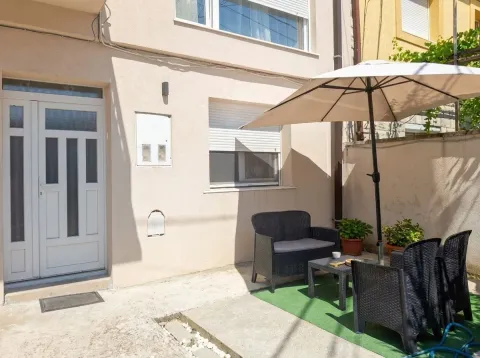 Dvorište kuće sa garniturom za sjedenje i suncobranom. - image 21