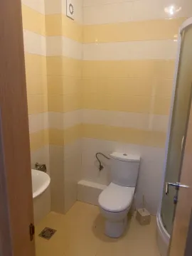 Manje kupatilo sa tuš kabinom i keramičkim pločicama u žutim i bijelim tonovima. - image 7