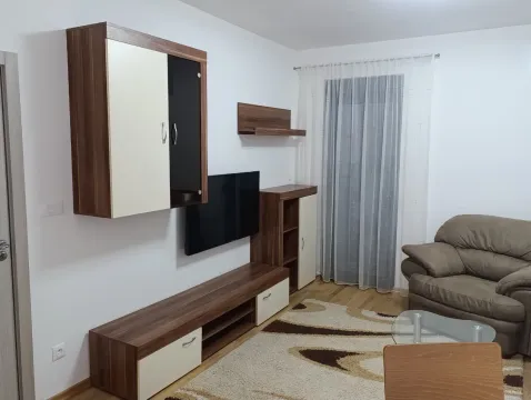 Dnevna soba sa garniturom, televizorom i drvenim namještajem. - image 2