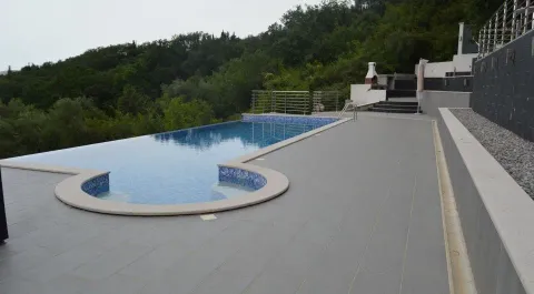 Bazen sa popločanom terasom i pogledom na šumu. - image 10