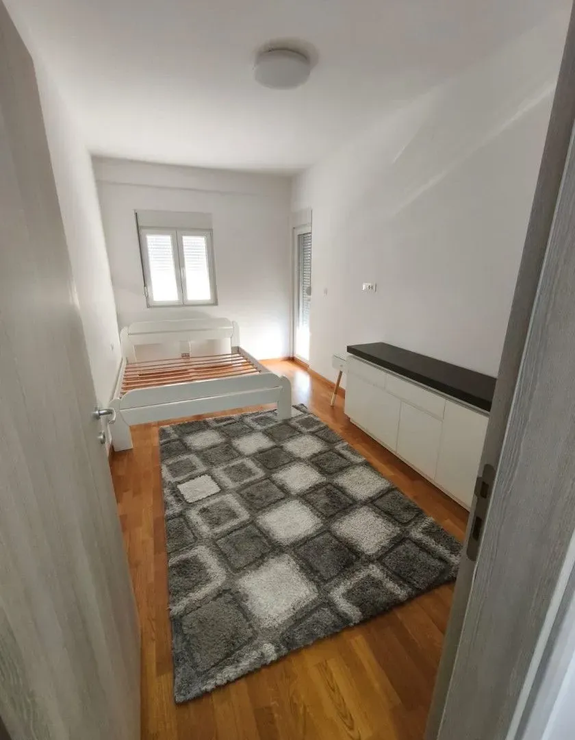 Izdavanje, dvosoban stan, 74m², Stari Aerodrom, Podgorica