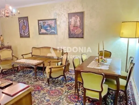 Dnevna soba sa garniturom za sedenje i trpezarijskim stolom. - image 2