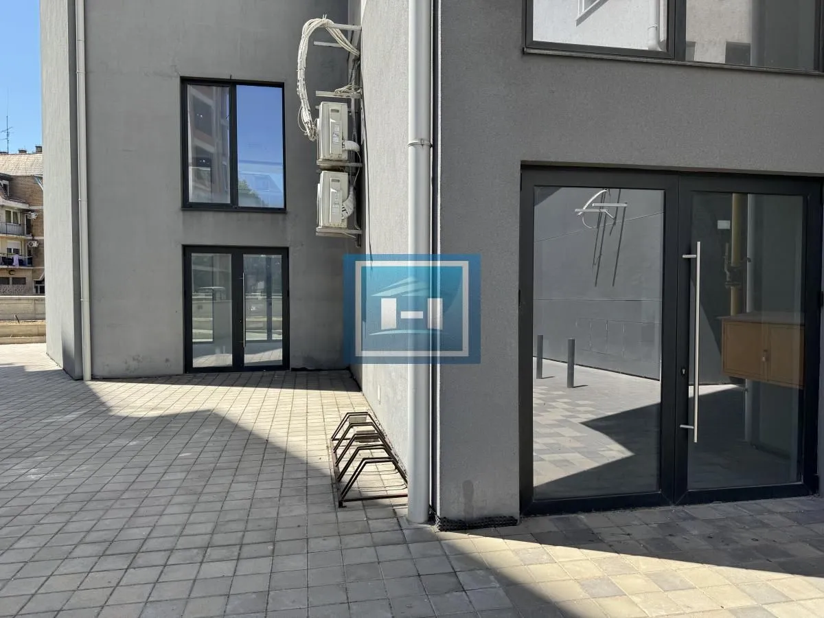 Izdavanje, poslovni prostor, 255m², Centar, Paraćin
