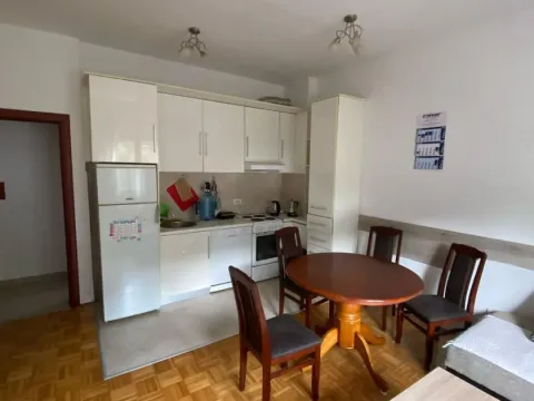 Izdavanje, dvosoban stan, 50m², Lazi, Budva - image 8