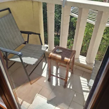 Manji namješteni balkon sa stolicom i stočićem. - image 11