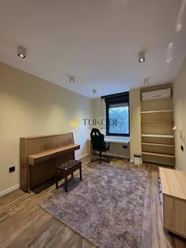 Izdavanje, četvorosoban stan, 137m², Stari grad, Novi Sad - image 20