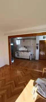 Dnevni boravak sa pogledom na kuhinju i drvenim parketom. - image 2