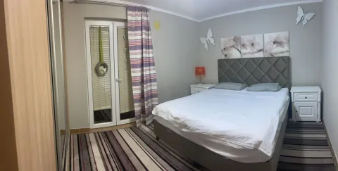 Spavaća soba sa bračnim krevetom, noćnim stočićima i izlazom na terasu. - image 2