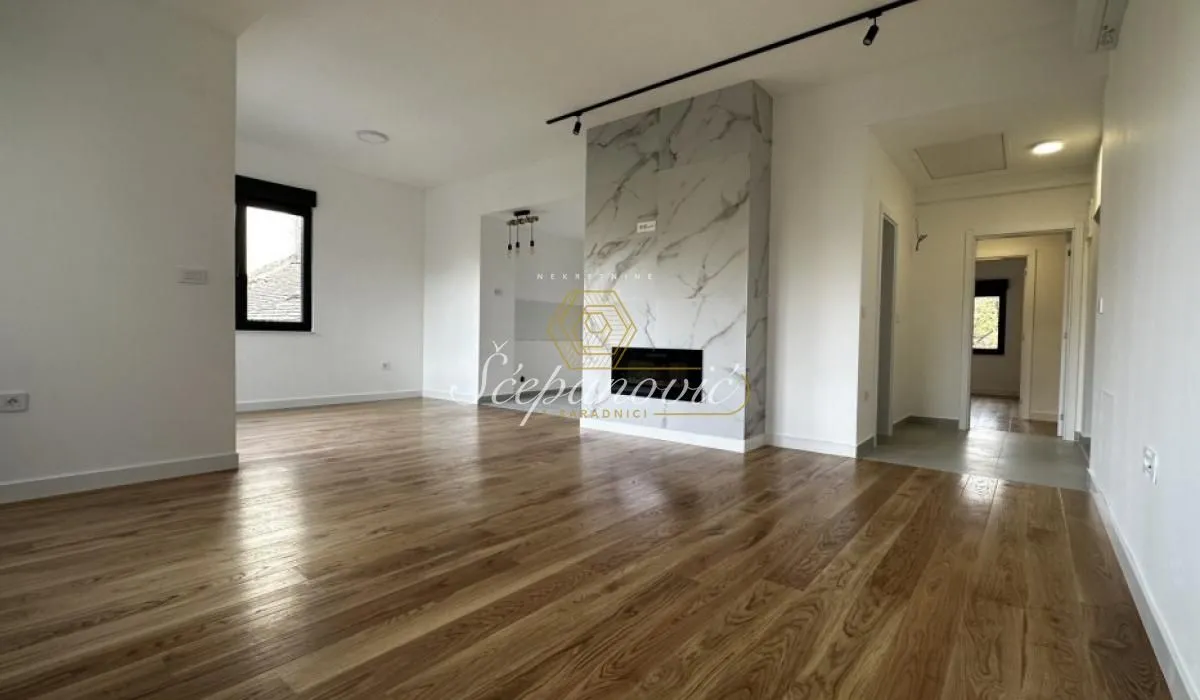 Prodaja, četvorosoban stan, 110m², Centar, Novi Sad