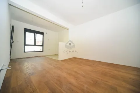 Prazna prostorija sa drvenim podom i bijelim zidovima. - image 30