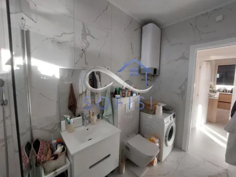 Savremeno opremljeno kupatilo sa umivaonikom, WC šoljom, veš mašinom i tuš kabinom. - image 8