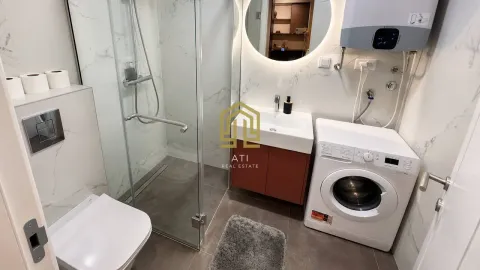 Moderno opremljeno kupatilo sa tuš kabinom i veš mašinom. - image 7