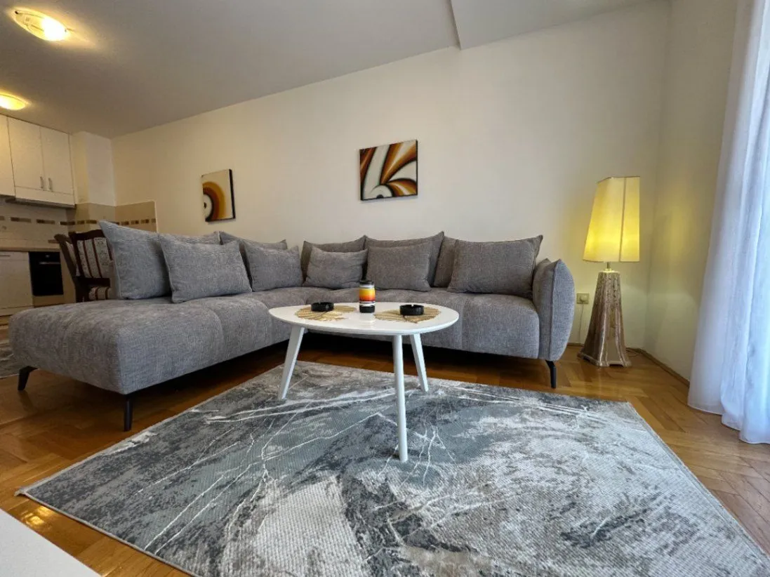 Izdavanje, dvosoban stan, 72m², Stari Aerodrom, Podgorica