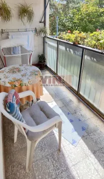 Namešten balkon sa stolom, stolicama i sušilicom za veš. - image 12