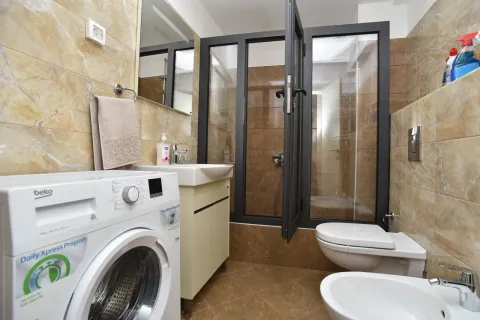 Kupatilo sa tuš kabinom, veš mašinom i sanitarijama. - image 12