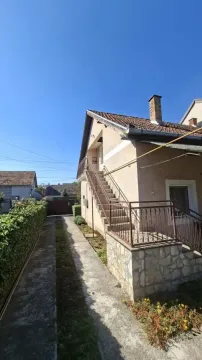 Spoljašnji izgled kuće sa dvorišnim prolazom i stepeništem. - image 5