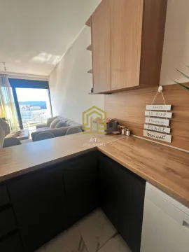 Moderna kuhinja povezana sa dnevnim boravkom u stanu. - image 9