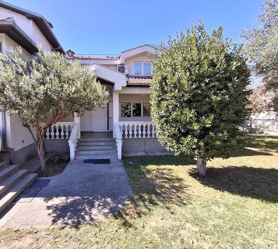 Izdavanje, kuća, 350m², Dahna, Podgorica