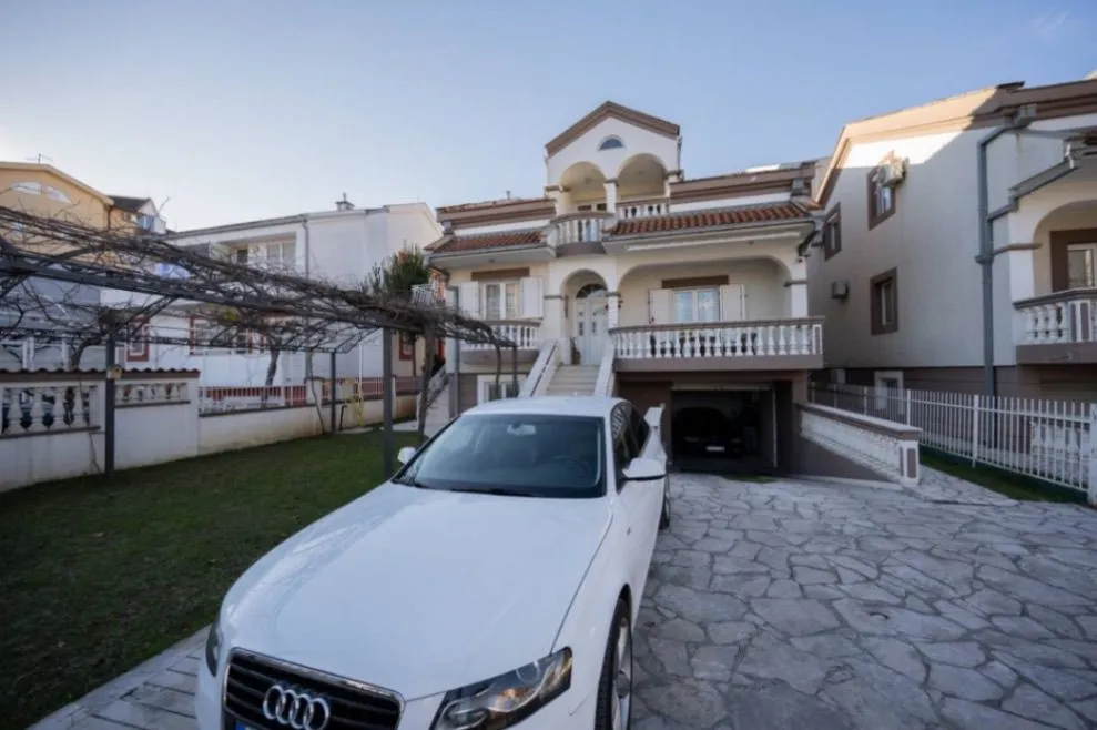 Sale, house, 400m², Momišići, Podgorica