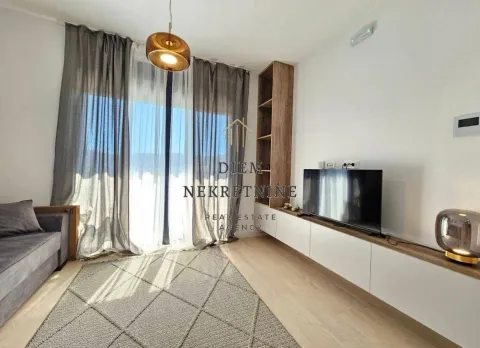 Dnevna soba sa garniturom, televizorom i trpezarijskim dijelom. - image 3