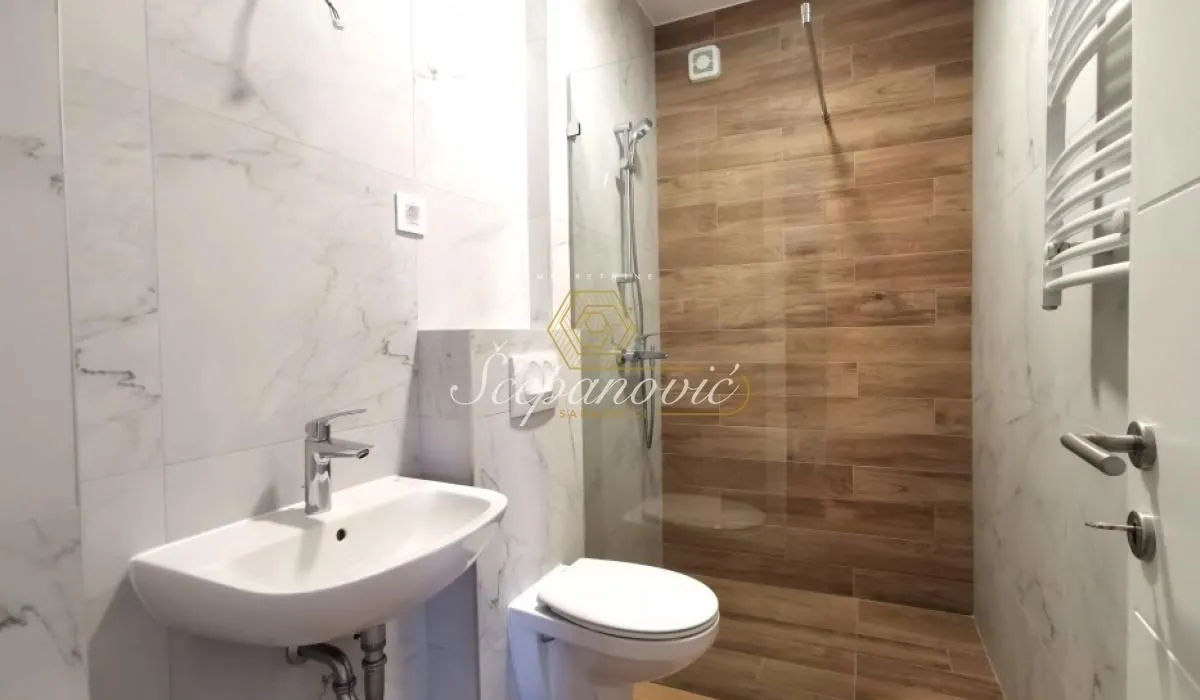 Prodaja, četvorosoban stan, 80m², Petrovaradin, Novi Sad