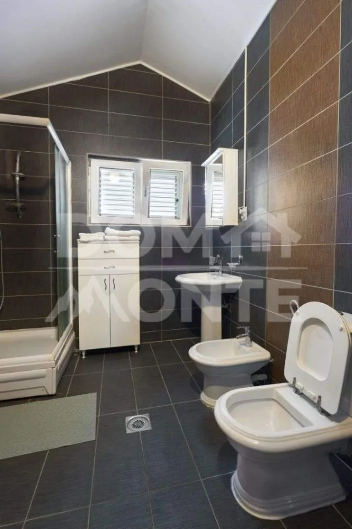 Izdavanje, dvosoban stan, 80m², Centar, Tivat