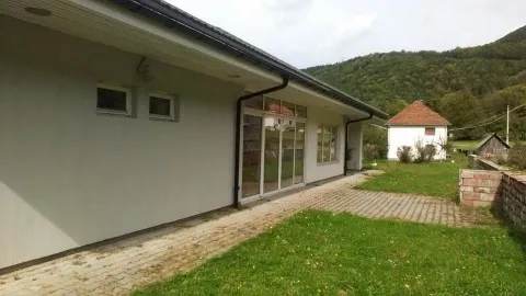 Spoljašnji izgled prizemne kuće sa uređenim dvorištem. - image 8
