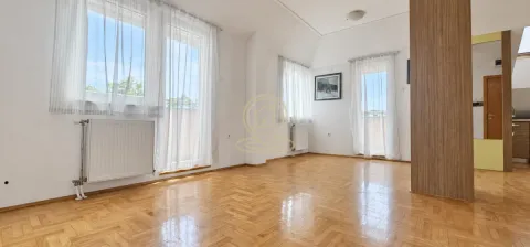 Prazna dnevna soba sa parketom i velikim prozorima. - image 3
