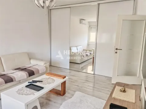 Dnevna soba sa garniturom za sedenje i stočićem. - image 2