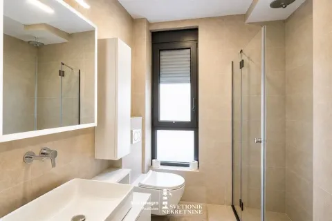 Moderne kupatilo sa tuš kabinom, umivaonikom i WC šoljom. - image 13
