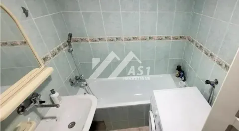 Kupatilo sa kadom, umivaonikom i veš mašinom. - image 2
